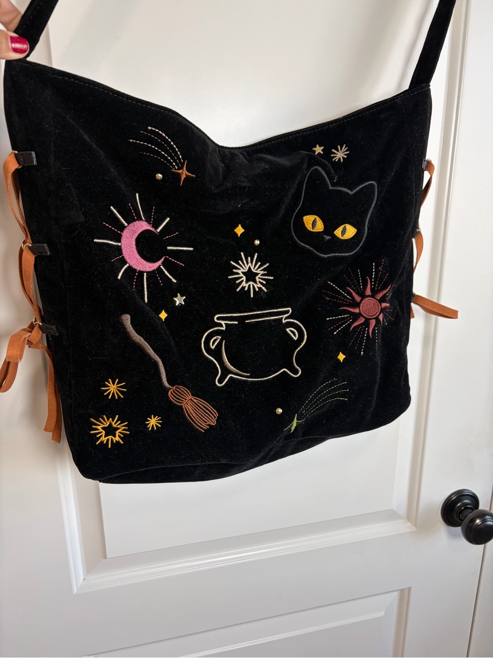 🌙Her Universe Disney Hocus Pocus Icons Velvet Embroidered Crossbody Bag - Picture 5 of 13